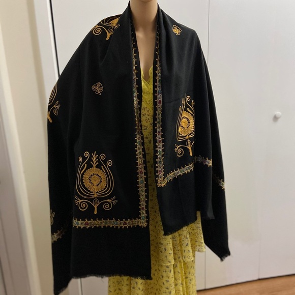 VINTAGE oversized embroidered scarf/wrap - Picture 6 of 9